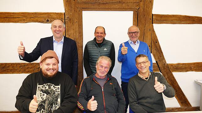 Sie halten das Zepter des Stettener Sommertheaters in der Hand. Im Vordergrund (von links) das neu formierte Trio mit Autor Jeremias ...