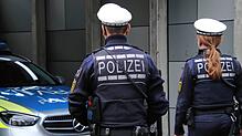 Eine Frau ist nach Angaben der Polizei Betrügern zum Opfer gefallen, die ihr erzählt hatten, ihre Tochter sei angeblich in einen Unfall ...
