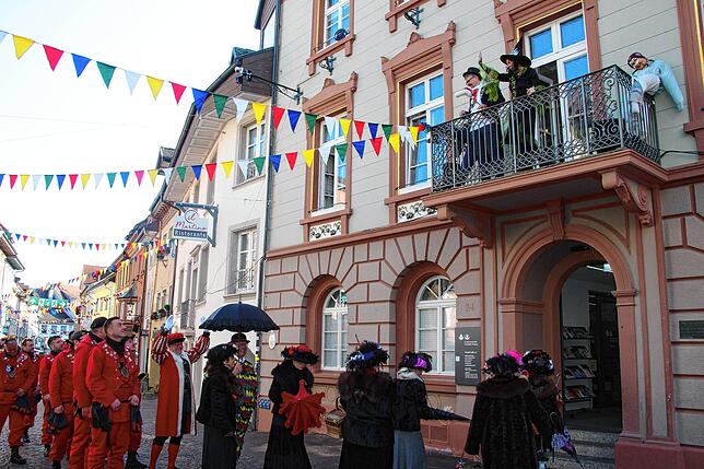 OB Martin Gruner und die Erste Beigeordnete Petra Dorfmeister erwarten die Narren auf dem Rathaus-Balkon.