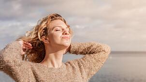 Vitamin D kann der Körper mithilfe von UV-Strahlung produzieren oder über die Nahrung aufnehmen.
