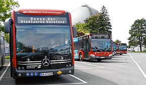 (Symbolbild) Die Linie 13/4 trifft am Montagmorgen, 1. September, im Berufsverkehr auf einen anderen der Stadtwerke-Busse. Doch die ...