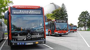 (Symbolbild) Die Linie 13/4 trifft am Montagmorgen, 1. September, im Berufsverkehr auf einen anderen der Stadtwerke-Busse. Doch die ...