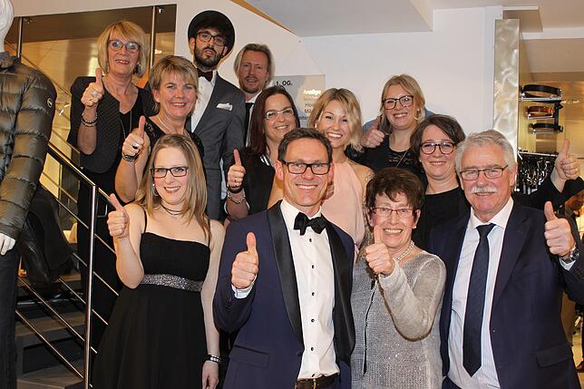 Immer für eine nette Aktion gut: Villingens Modehaus Broghammer bei der Gentlemens-Nacht. Vorne von rechts die Eigentüer-Familie: Bild: ...