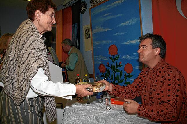 Bereits im Jahr 2007 war Ilija Trojanow (rechts) zu Gast bei der Erzählzeit. Im Bild ließ sich Erika Aufdermauer den Roman „Der ...