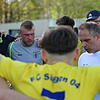 Fand nach der Heimniederlage klare Worte: Singen-Trainer Daniel Wieser (weißes T-Shirt).