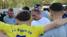 Fand nach der Heimniederlage klare Worte: Singen-Trainer Daniel Wieser (weißes T-Shirt).