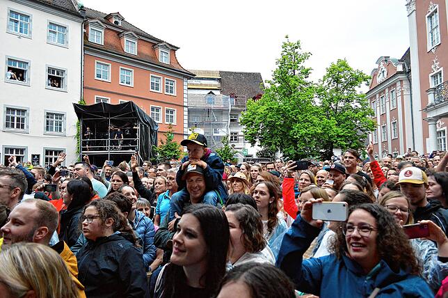 Bild 14: Die Fäaschtbänkler machen den Schlossplatz zum Partyplaneten – Teil 2