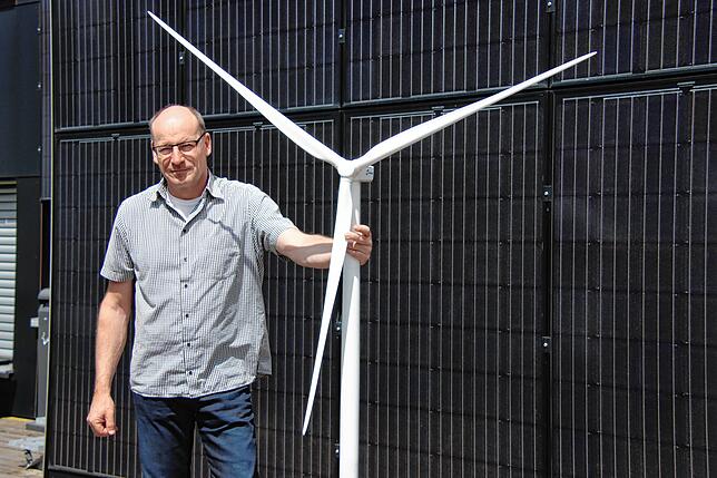 Bene Müller, Geschäftsführer bei Solarcomplex, 2023 neben einem Modell eines Windrads. Das Unternehmen ist spezialisiert auf ...