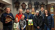 Bei der Verlosung des Gewinnspiels des Kuckucksuhrenpfads dabei sind (von links): Andreas Winter (Uhren Schwer), Isabel und Verena ...