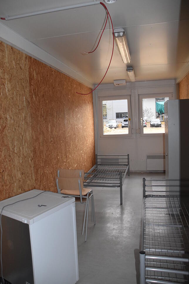 Bis kommenden Montag sollen die ersten Zimmer für die Flüchtlinge komplett fertig sein. Zur Ausstattung gehört neben Bett und Stühlen ...