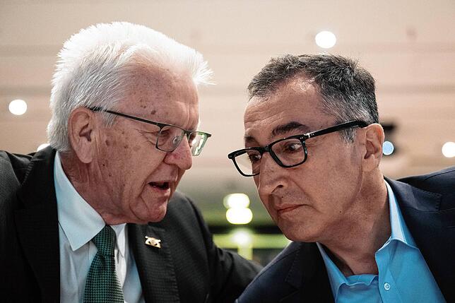 Der Spitzenkandidat von Bündnis 90/Die Grünen in Baden-Württemberg, Cem Özdemir (r) und Winfried Kretschmann (Bündnis 90/Die Grünen), ...