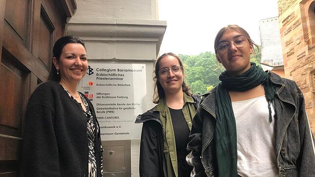 Freiburger Theologiestudentinnen haben sich mit Weihbischof Christian Würtz getroffen.