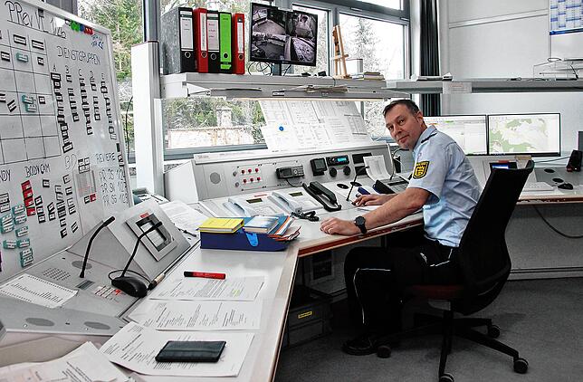 Polizeihauptkommissar Stephan Neugebauer hat Dienst in der Wachstube im Polizeirevier in VS-Villingen. Hier laufen täglich alle Fäden ...