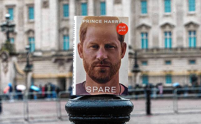 Das Buckingham Palace im Hintergrund von Prinz Harrys Buch &bdquo;Spare&ldquo;.