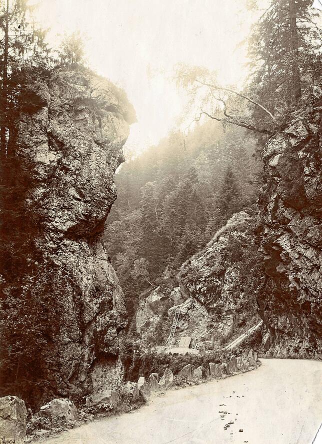 Der Hirschsprung vor 119 Jahren: Die Leiter mit dem Baumaterial im Hintergrund belegt, dass regelmäßig Sicherungsarbeiten erfolgten. Im ...