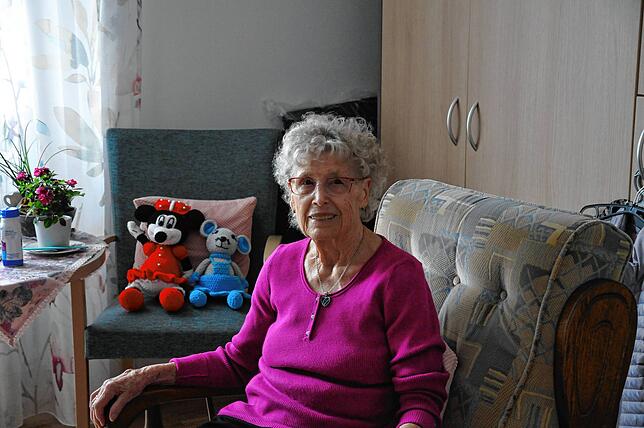 Die 91-jährige Liselotte Schumpp fühlt sich in ihrem Zimmer im neuen Anbau von St. Verena wohl.