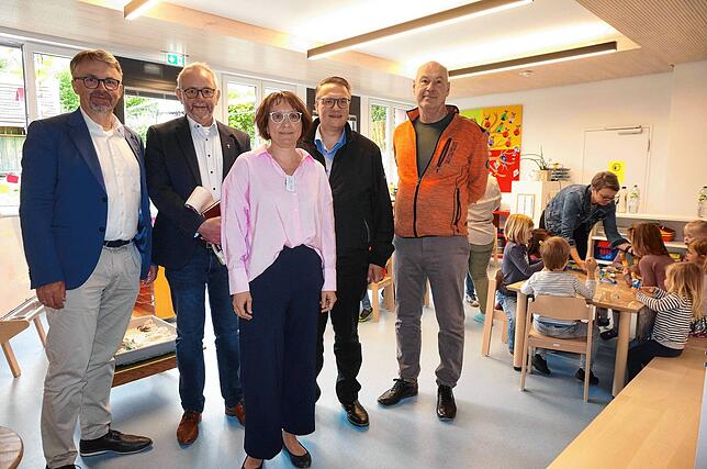 Besichtigung der Einrichtung, v.l. Oberbürgermeister Martin Gruner, Pfarrer Ulrich Sickinger, Kita-Leiterin Karin Gampp, Mario Isele von ...