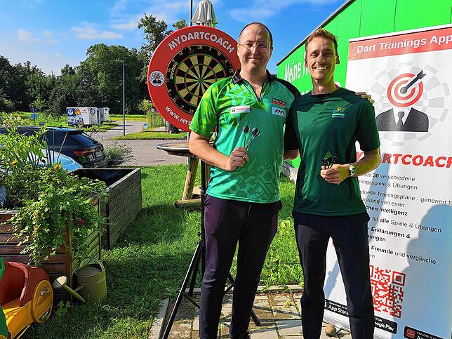 Maximilian Czerwinski (links) spielt mit Aron Bock vom Reichenauer Gartencenter eine Runde Darts.