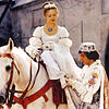 Der Prinz (Pavel Travnicek) passt Aschenbrödel (Libuse Safrankova) im Film "Drei Haselnüsse für Aschenbrödel" den verlorenen Schuh an