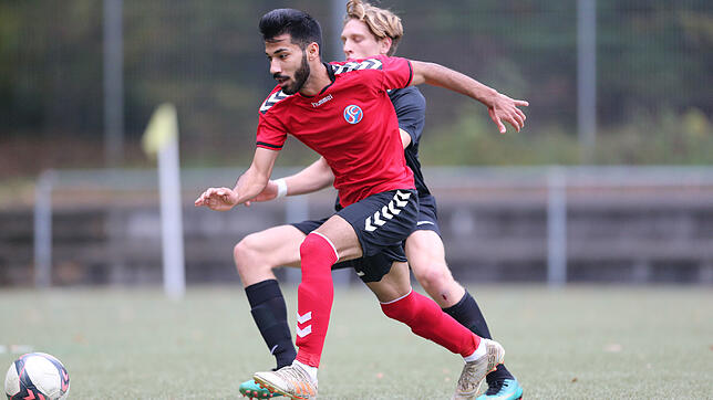 Zwölf Spiele Sperre – so lautet das Urteil des Bezirks-Sportgerichts gegen den Konstanzer Spieler Alireza Yaghoobi (vorne). Er soll ...
