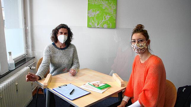 Auch mit Maske und hinter dem Infektionsschutz aus Plexiglas sind Inka Kielholz (links) und Theresa Baumgärtner für Hilfesuchende da. ...