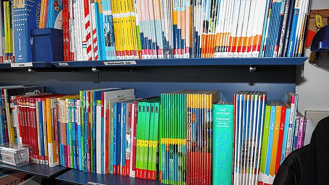 Schulbücher sind teuer &ndash; und werden nach Einschätzung von Konstanzer Schulen wohl nicht so schnell durch preiswerte ...
