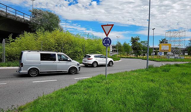 Hier krachte es, als der Wagen auf der inneren Spur sich nach rechts Richtung Innenstadt einordnen wollte.