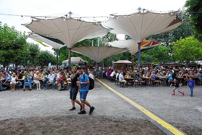 Bild 8: Hier ist was los! Die Besucher schlendern beim Seenachtfest 2023 über die Hafenmeile