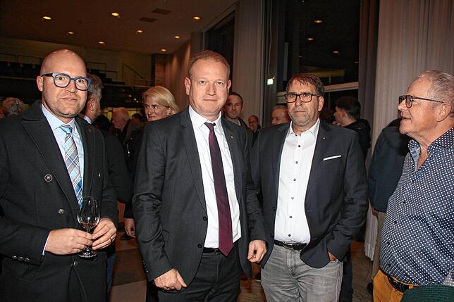 Jan Zeitler (zweiter von links) geht als Zweitplatzierter in die Stichwahl, die am 1. Dezember stattfindet. Links: Sipplingens ...