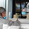 Die Wohnungslosen &ndash; wie hier Dieter Rattke &ndash; werden von Sozialarbeiterin ... durch ein Fenster beraten.