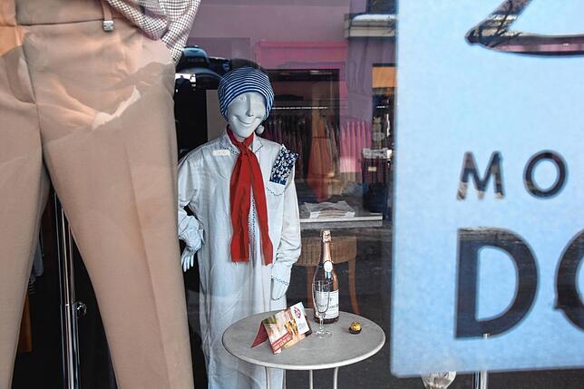 Eine Hemdglonker-Gestalt steht hinter den Schaufensterpuppen beim Modehaus Dorn in der Hauptstraße.