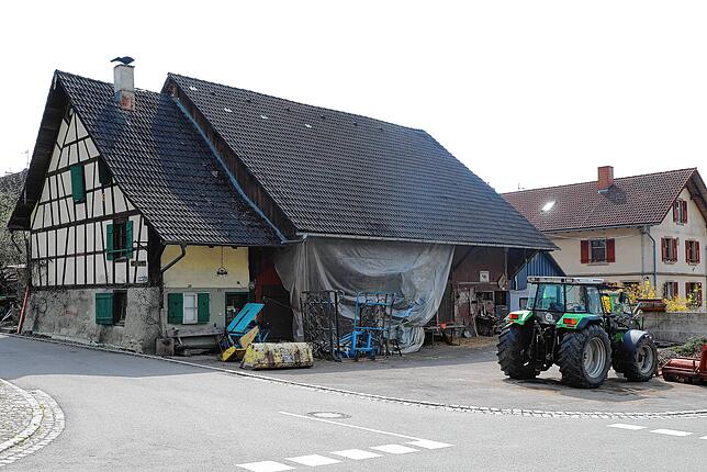 Dörflich geprägt ist Dettighofen noch immer, wie dieser Hof in der Ortsmitte zeigt.