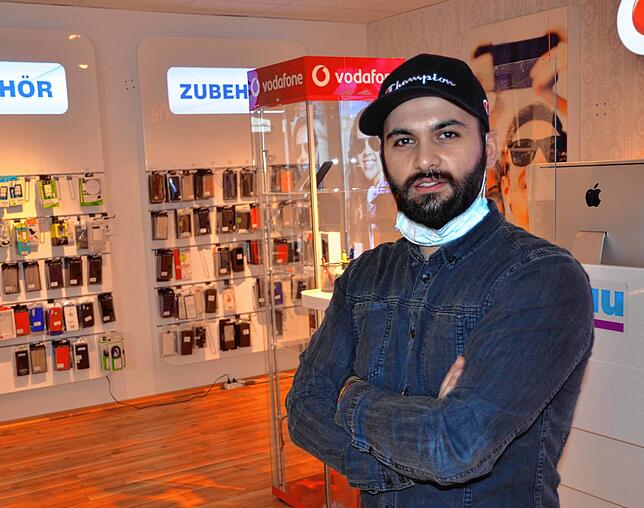 Smartphone-Anbieter Ali Orhan legt sich mächtig ins Zeug, damit seine Kunden doch noch zu ihrem Wunsch-Handy kommen.