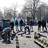 Nachdem die alten Sitzplätze entfernt sind, müssen sie demontiert werden und landen dann in einem bereitgestellten Container. Alle ...
