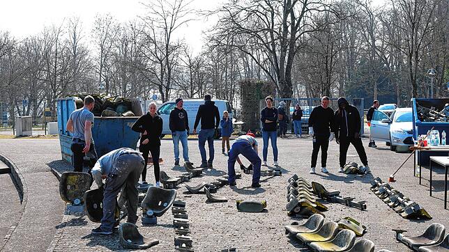Nachdem die alten Sitzplätze entfernt sind, müssen sie demontiert werden und landen dann in einem bereitgestellten Container. Alle ...