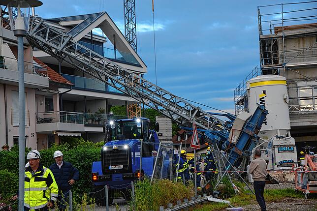 Ein außergewöhnlicher Einsatz war am 29. Juni 2021, als ein Baukran nach einem Gewittersturm auf ein Haus an der Stefan-Lochner-Straße ...