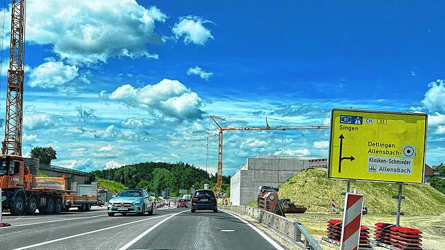 Ein Teil der Behelfsbrücke an der B33 zwischen der Ausfahrt Allensbach-Ost und -Mitte steht schon. Es fehlen nur die Brückenblöcke, die ...