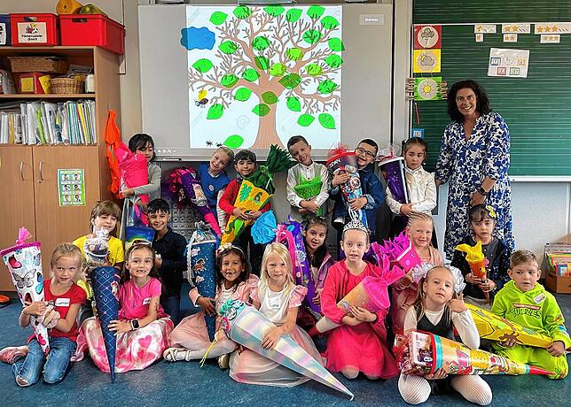 Der Baum im Hintergrund deutet an, was die Kinder von Klassenlehrerin Andrea Zillmann jetzt erwartet: das ABC.