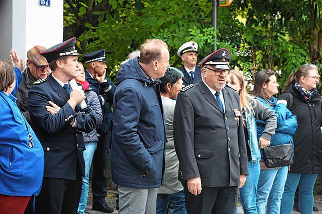 Die Übung verfolgen aufmerksam (von links) Kommandant Ludwig Ehing, Oberbürgermeister Jan Zeitler und der stellvertretende ...