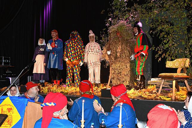 Die Figuren der Singener Fasnacht (von links): Rebwieb, Zunftgeselle, Hansele, Schellenhansel, Hooriger Bär – und der Poppele.