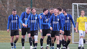 Fünffacher Torjubel des SV Orsingen-Nenzingen, der beim SV Allensbach mit 5:3 gewann.