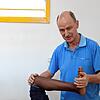 Stefan Daub ist Leiter der Physiotherapie am Hegau-Jugendwerk (HJW) in Gailingen. Im Bild ist er bei seinem Einsatz in Tansania zu sehen.