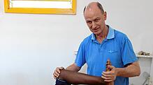 Stefan Daub ist Leiter der Physiotherapie am Hegau-Jugendwerk (HJW) in Gailingen. Im Bild ist er bei seinem Einsatz in Tansania zu sehen.