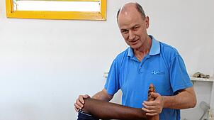 Stefan Daub ist Leiter der Physiotherapie am Hegau-Jugendwerk (HJW) in Gailingen. Im Bild ist er bei seinem Einsatz in Tansania zu sehen.