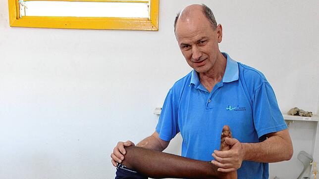 Stefan Daub ist Leiter der Physiotherapie am Hegau-Jugendwerk (HJW) in Gailingen. Im Bild ist er bei seinem Einsatz in Tansania zu sehen.