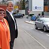 Regine Wolf-Hauschild vom Bewohnerbeirat und Stiftsdirektor Tobias Heemann blicken mit Sorge auf das Jahr 2020. Laut Verkehrskonzept der ...