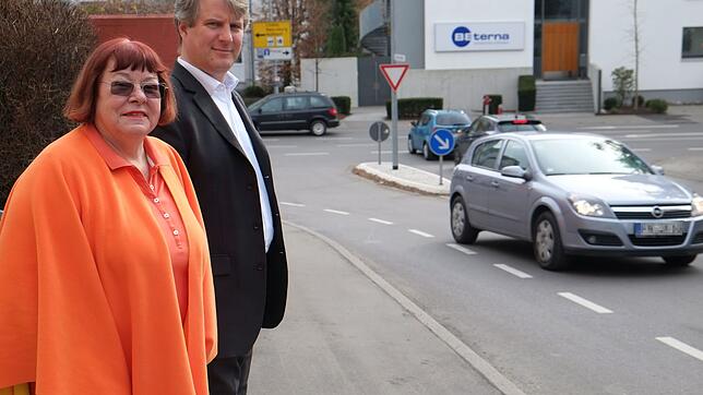 Regine Wolf-Hauschild vom Bewohnerbeirat und Stiftsdirektor Tobias Heemann blicken mit Sorge auf das Jahr 2020. Laut Verkehrskonzept der ...