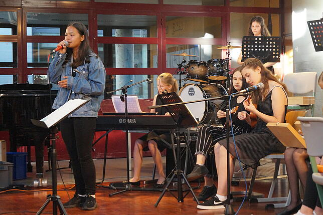 Die Musikprofilklasse führte die Pop-Songs „All Good Things“ von Nelly Furtado und „Paparazzi“ von Lady Gaga in ...