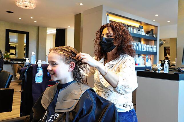 Rita Tassone schneidet Anna Hutterli – einer in Kreuzlingen wohnhaften Schweizerin – die Haare.