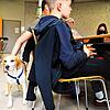 Die kleine Hündin Cara ist einmal in der Woche an der Bodenseeschule in Friedrichshafen zu Gast. In der Freizeitgruppe ...